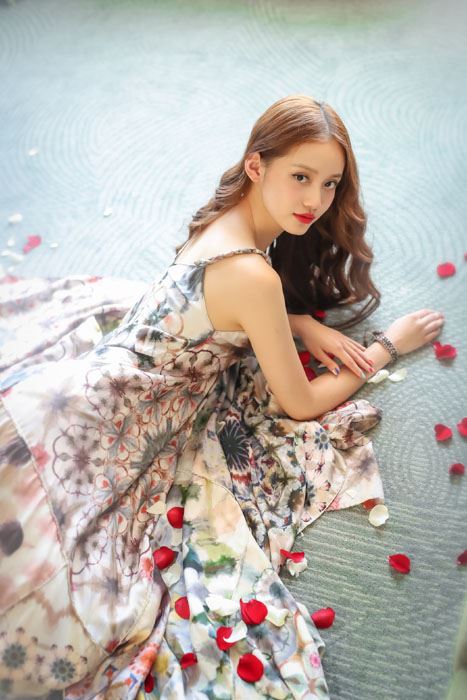 孙伊涵水墨涂鸦裙优雅性感写真图片