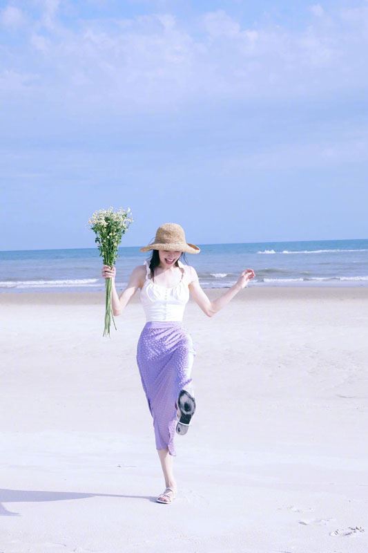 钟楚曦海边度假风写真图片