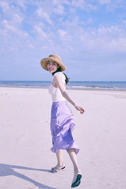 钟楚曦海边度假风写真图片