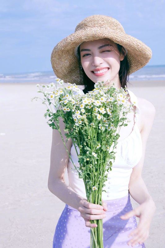 钟楚曦海边度假风写真图片