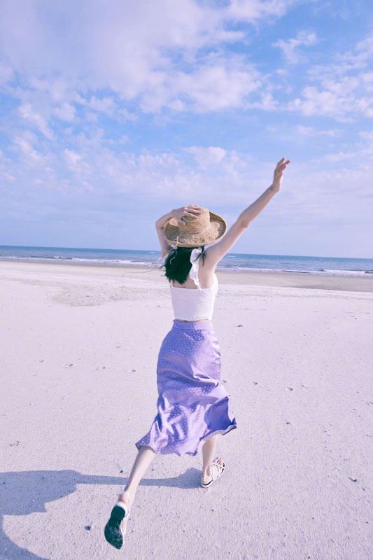 钟楚曦海边度假风写真图片