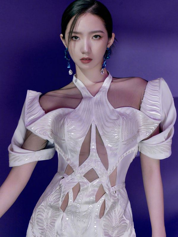 孟美岐科幻感大片写真图片