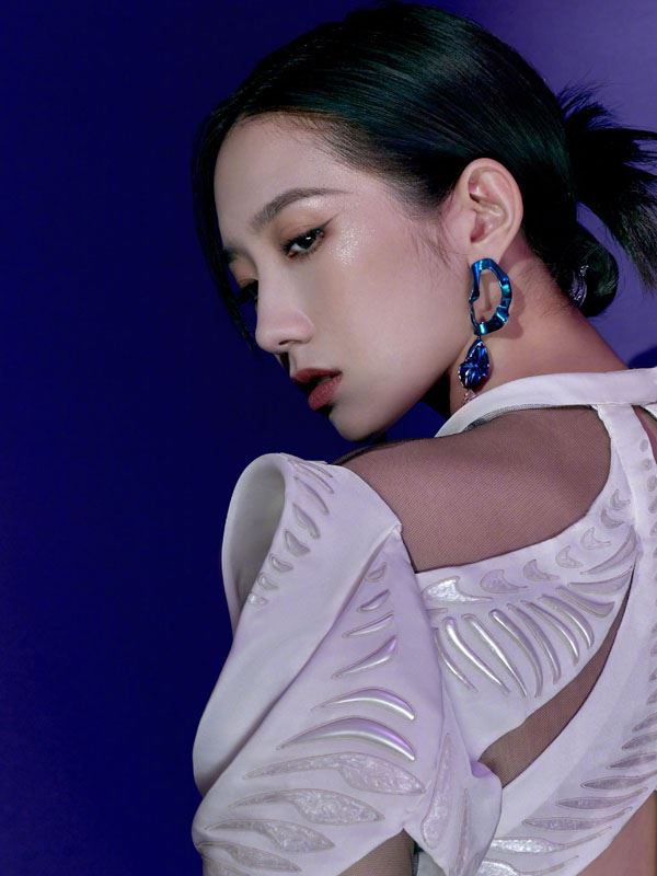 孟美岐科幻感大片写真图片
