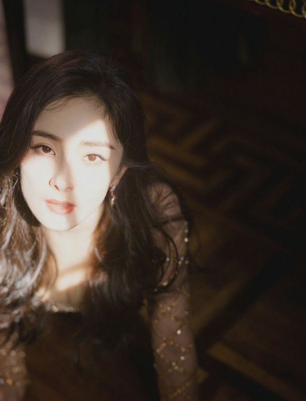 杨幂璀璨色彩辣妹裙写真图片