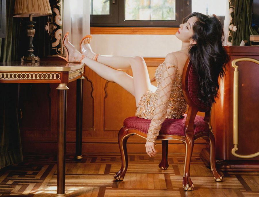 杨幂璀璨色彩辣妹裙写真图片