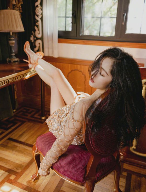 杨幂璀璨色彩辣妹裙写真图片