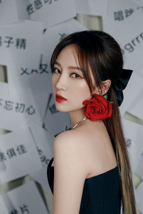孟佳黑色抹胸裙性感冷艳写真图片