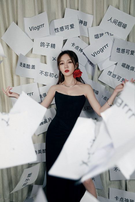 孟佳黑色抹胸裙性感冷艳写真图片