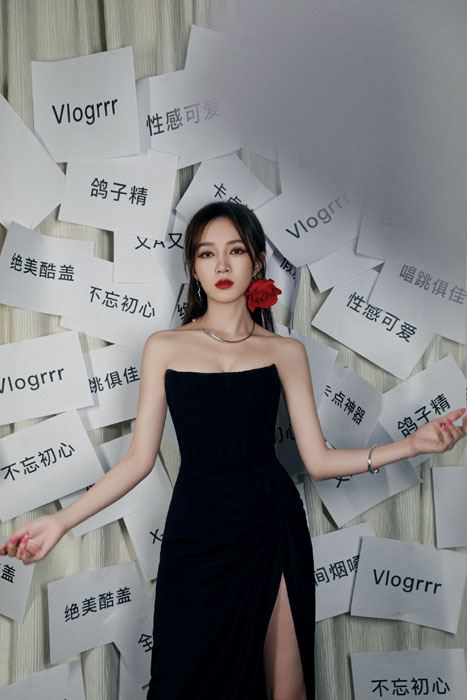 孟佳黑色抹胸裙性感冷艳写真图片