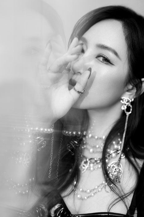 孟佳黑色薄纱长裙神秘炫酷写真图片