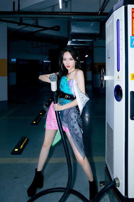 孟佳露肩裙性感甜酷写真图片