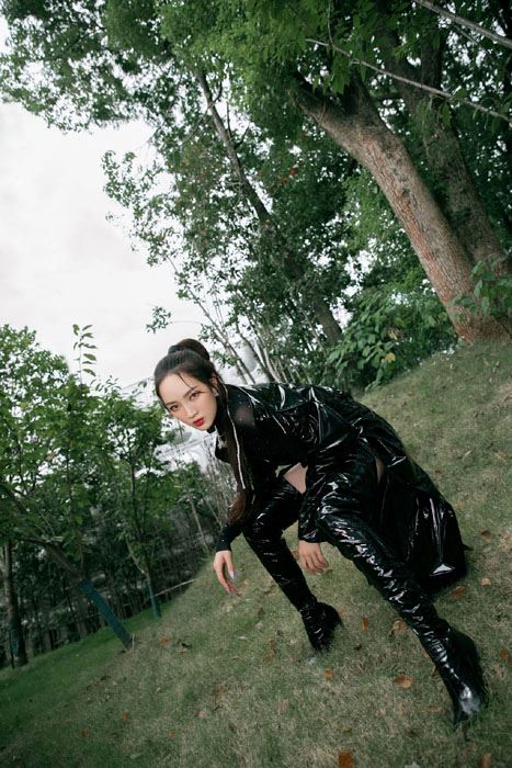 孟佳皮衣短裤霸气性感写真图片