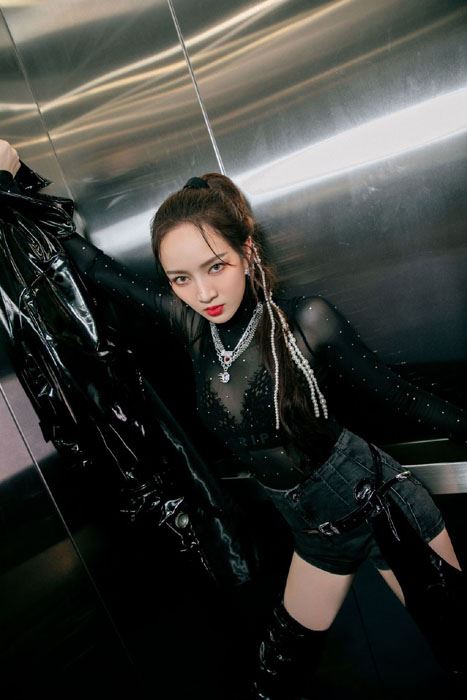 孟佳皮衣短裤霸气性感写真图片
