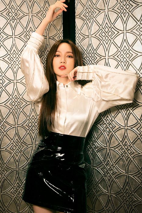 孟佳衬衫皮裙时尚甜酷写真图片
