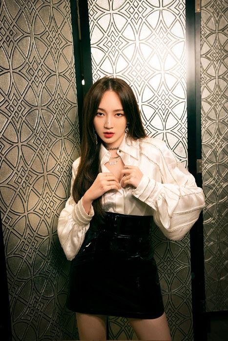 孟佳衬衫皮裙时尚甜酷写真图片