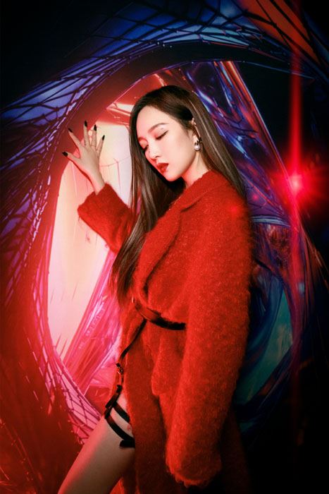 孟佳红色毛呢大衣霸气惊艳写真图片