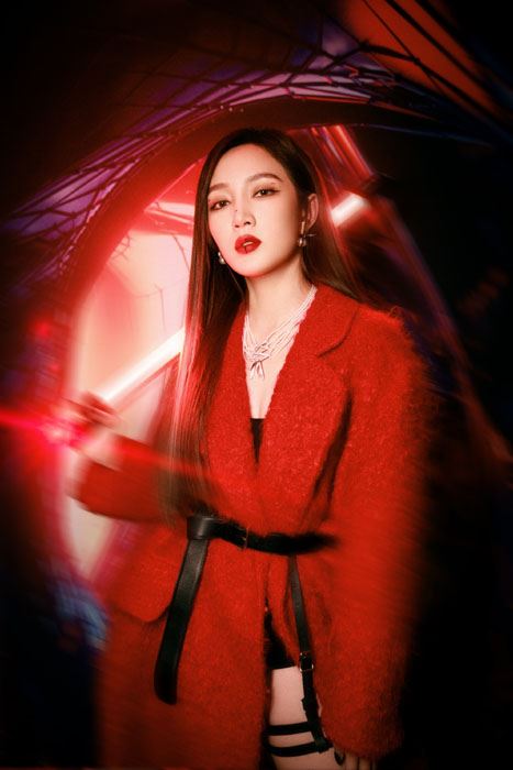 孟佳红色毛呢大衣霸气惊艳写真图片