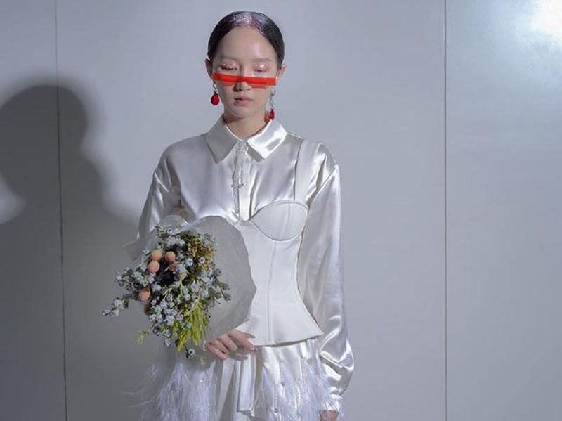 孟佳白色缎面上衣清冷女王范写真图片