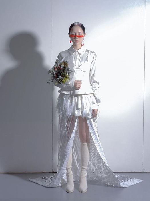 孟佳白色缎面上衣清冷女王范写真图片