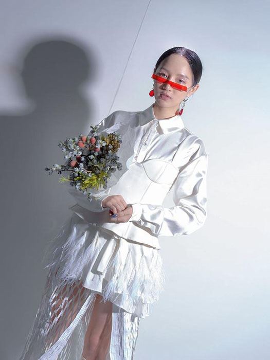 孟佳白色缎面上衣清冷女王范写真图片