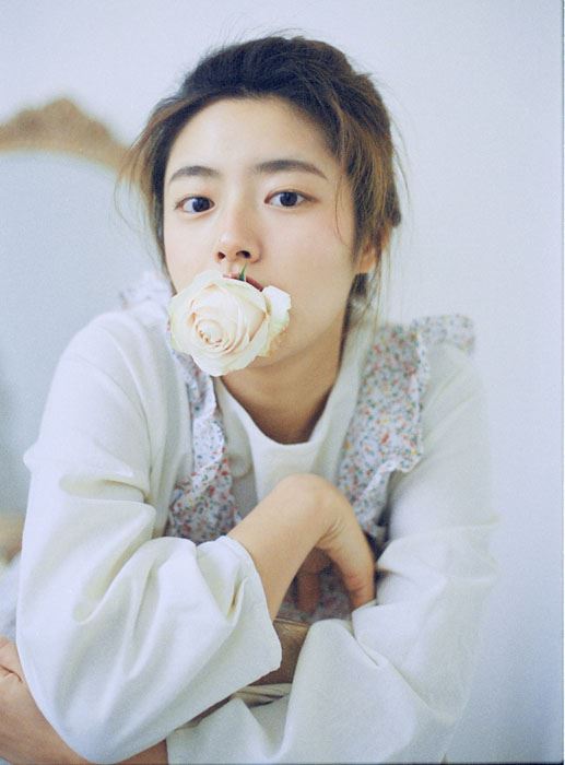 徐若晗白色碎花长裙恬静森系写真图片