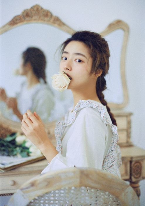 徐若晗白色碎花长裙恬静森系写真图片