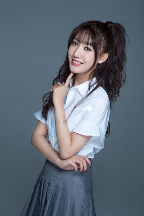 王子祯白色衬衫轻熟甜美写真图片