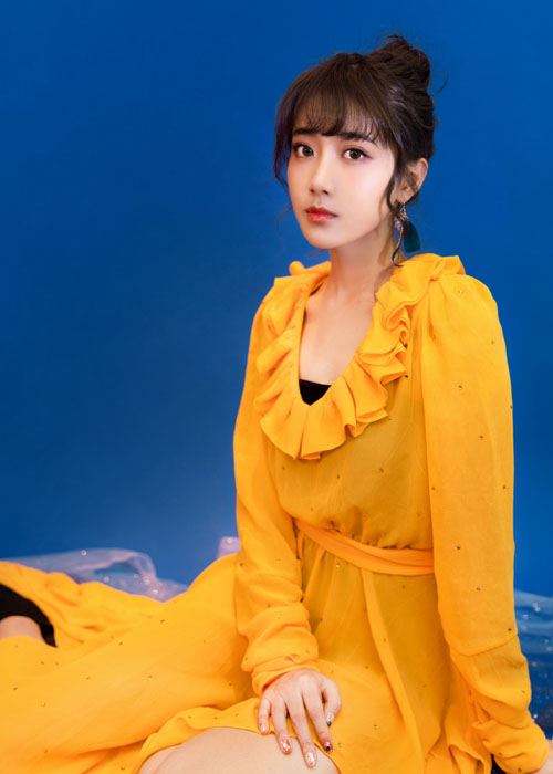 李艺彤橘黄色连衣裙灵动亮眼写真图片