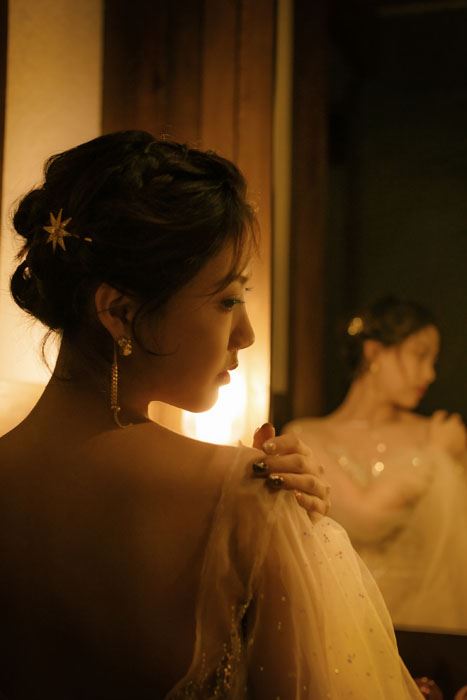 李艺彤露背纱裙优雅性感写真图片