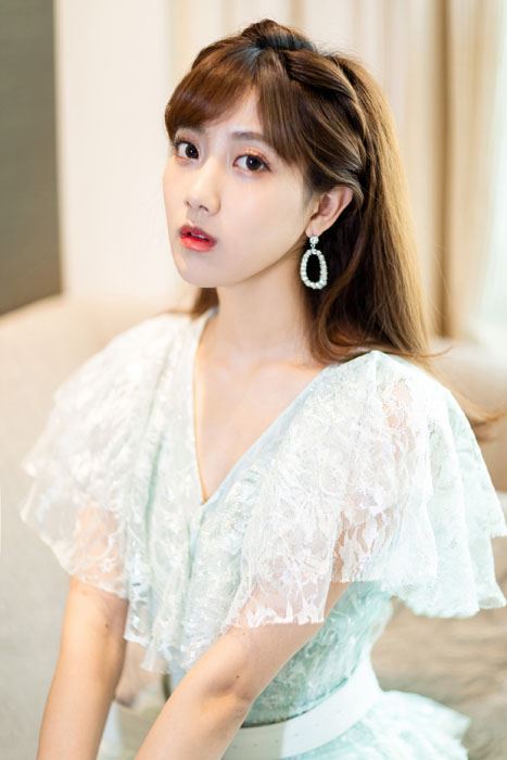 李艺彤蕾丝连衣裙清新淡雅写真图片