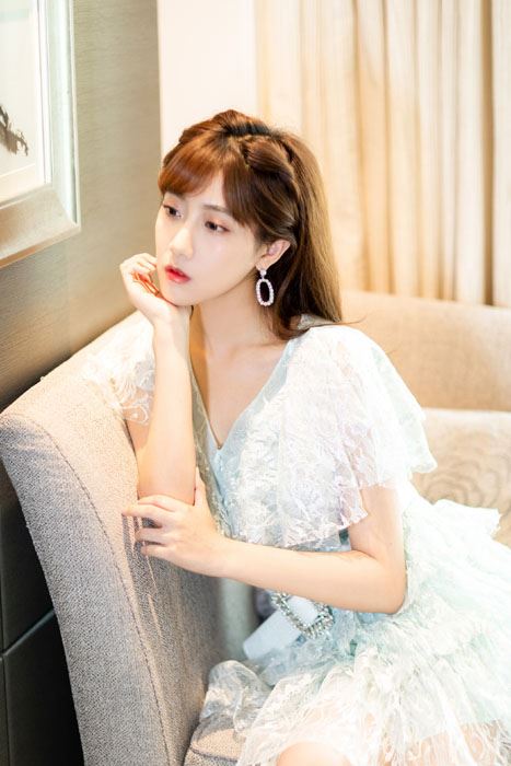 李艺彤蕾丝连衣裙清新淡雅写真图片