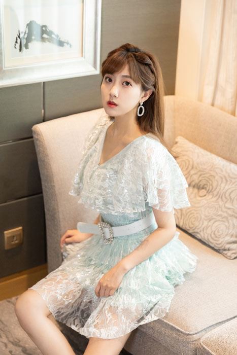 李艺彤蕾丝连衣裙清新淡雅写真图片