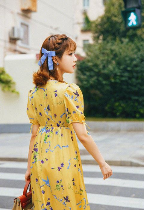 李艺彤印花长裙清新灵动写真图片