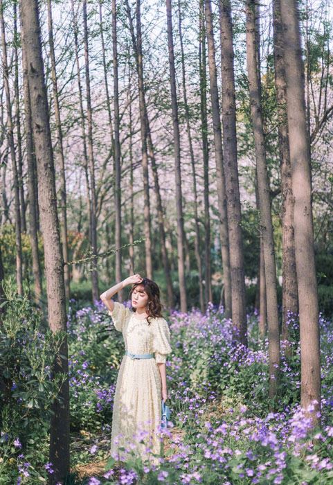 李艺彤浅黄色连衣裙甜美浪漫写真图片
