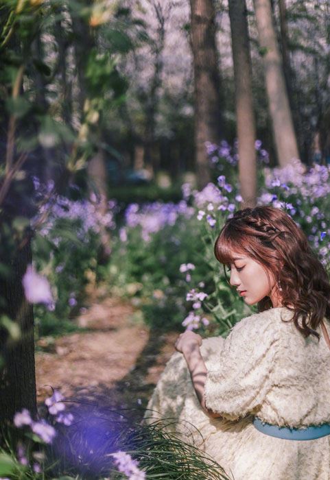 李艺彤浅黄色连衣裙甜美浪漫写真图片
