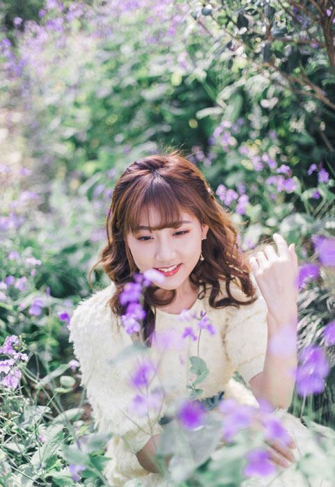 李艺彤浅黄色连衣裙甜美浪漫写真图片