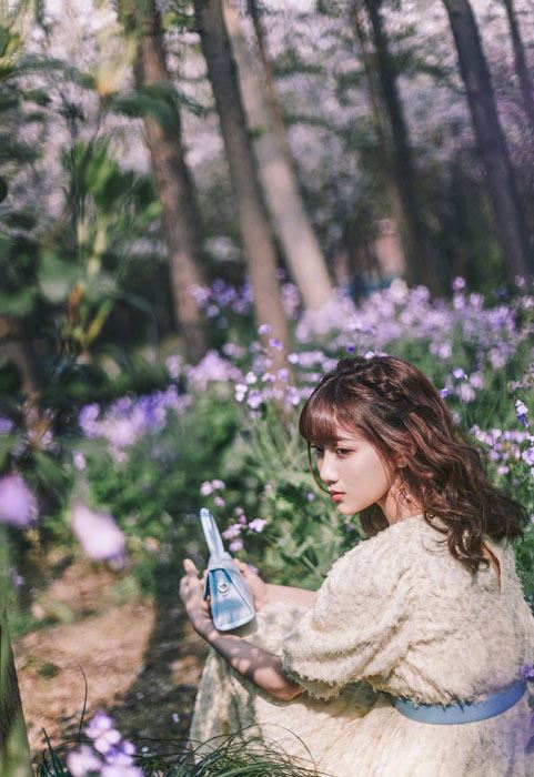 李艺彤浅黄色连衣裙甜美浪漫写真图片
