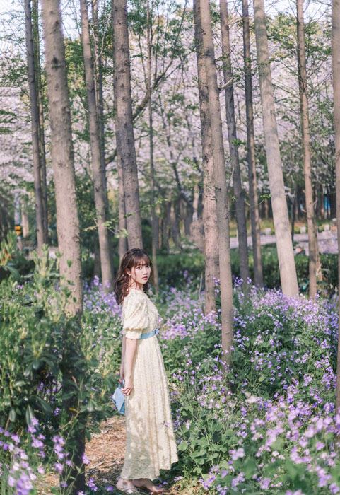 李艺彤浅黄色连衣裙甜美浪漫写真图片