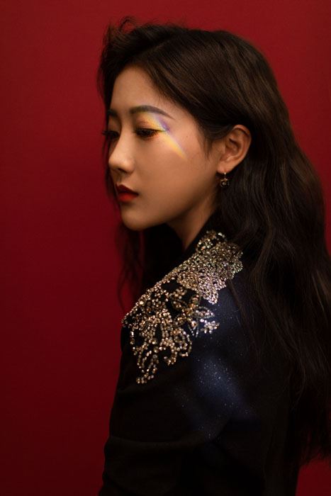 李艺彤纯黑套装性感迷人写真图片