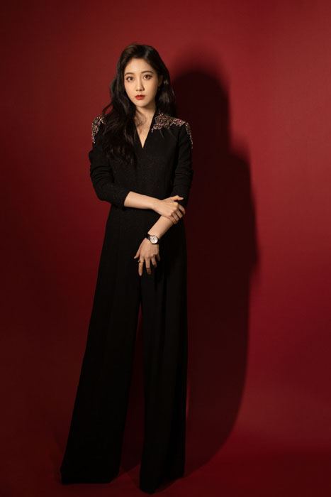李艺彤纯黑套装性感迷人写真图片