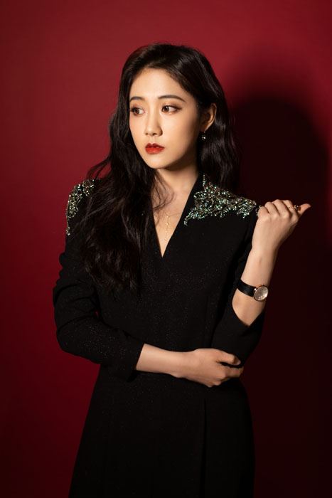 李艺彤纯黑套装性感迷人写真图片