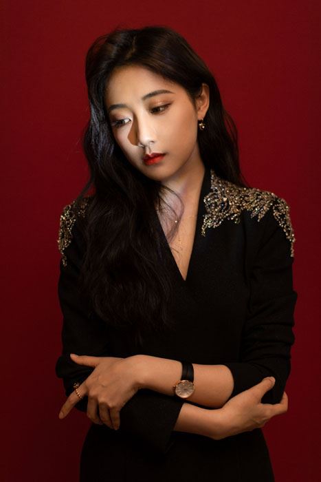 李艺彤纯黑套装性感迷人写真图片