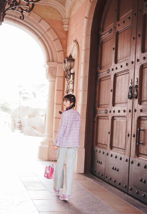 李艺彤浅芋色外套清甜可人写真图片