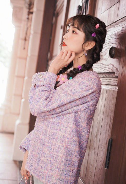 李艺彤浅芋色外套清甜可人写真图片