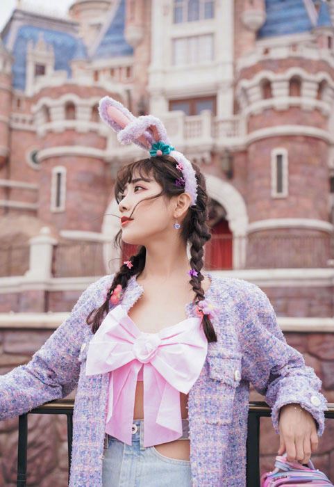李艺彤浅芋色外套清甜可人写真图片