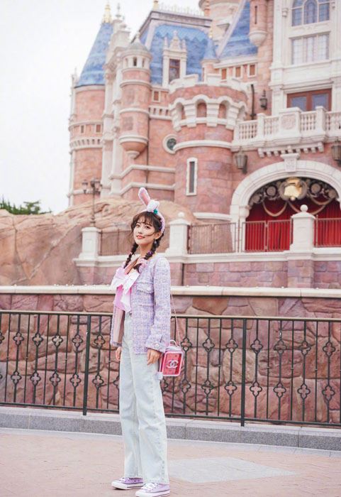 李艺彤浅芋色外套清甜可人写真图片