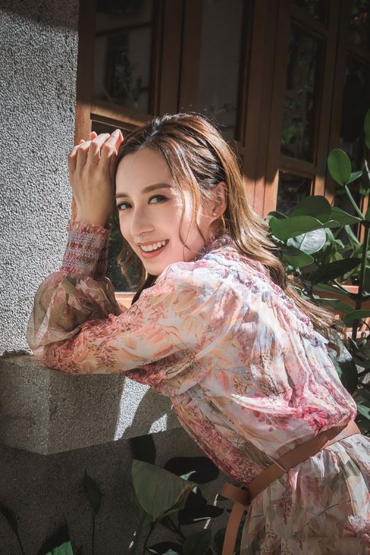 龚嘉欣文艺优雅写真图片