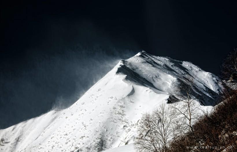 超美风中扬起白雾的雪山图片大全
