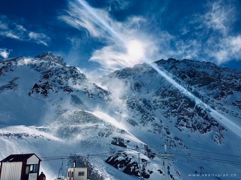 超美风中扬起白雾的雪山图片大全
