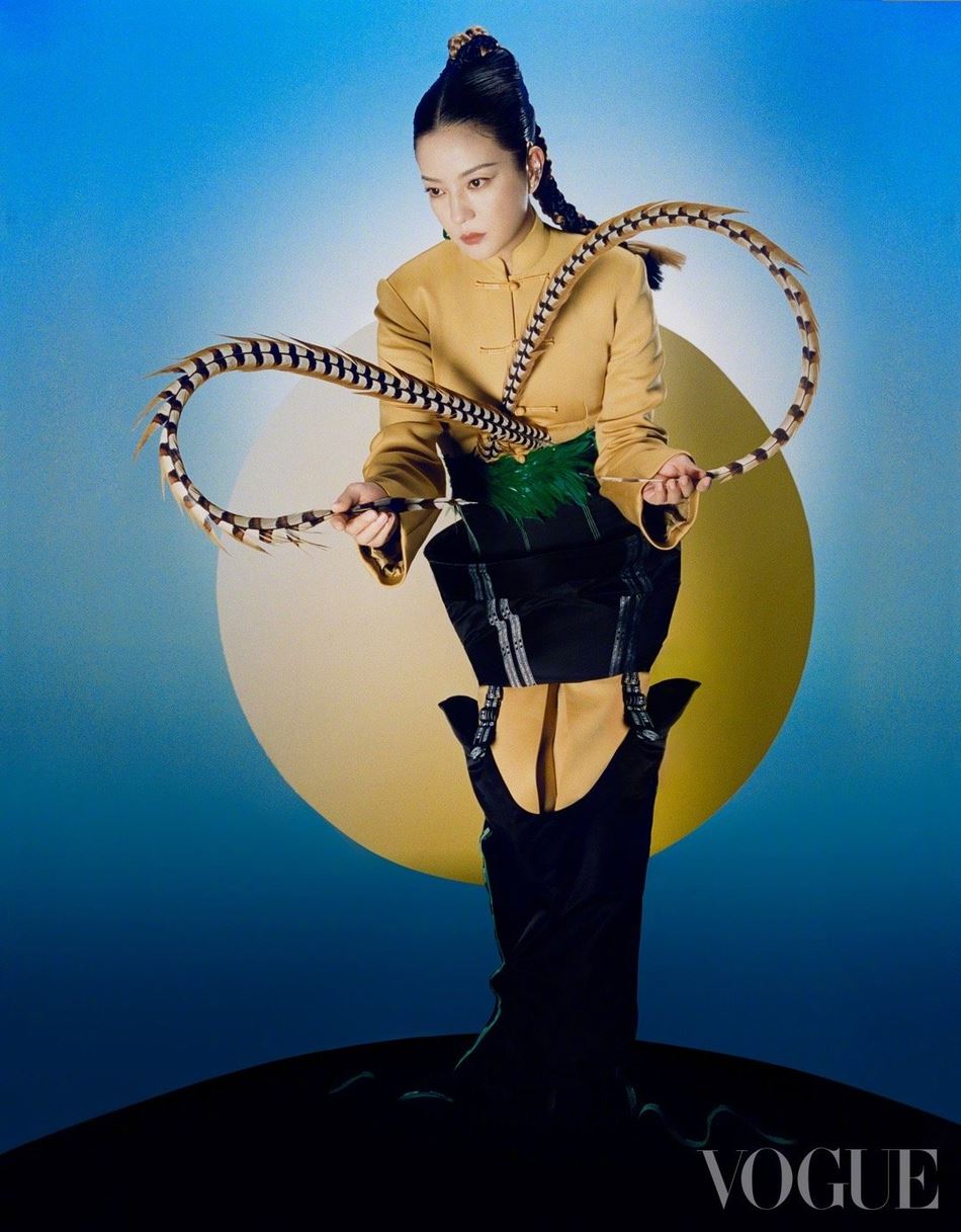 赵薇化身探险家极具力量感写真